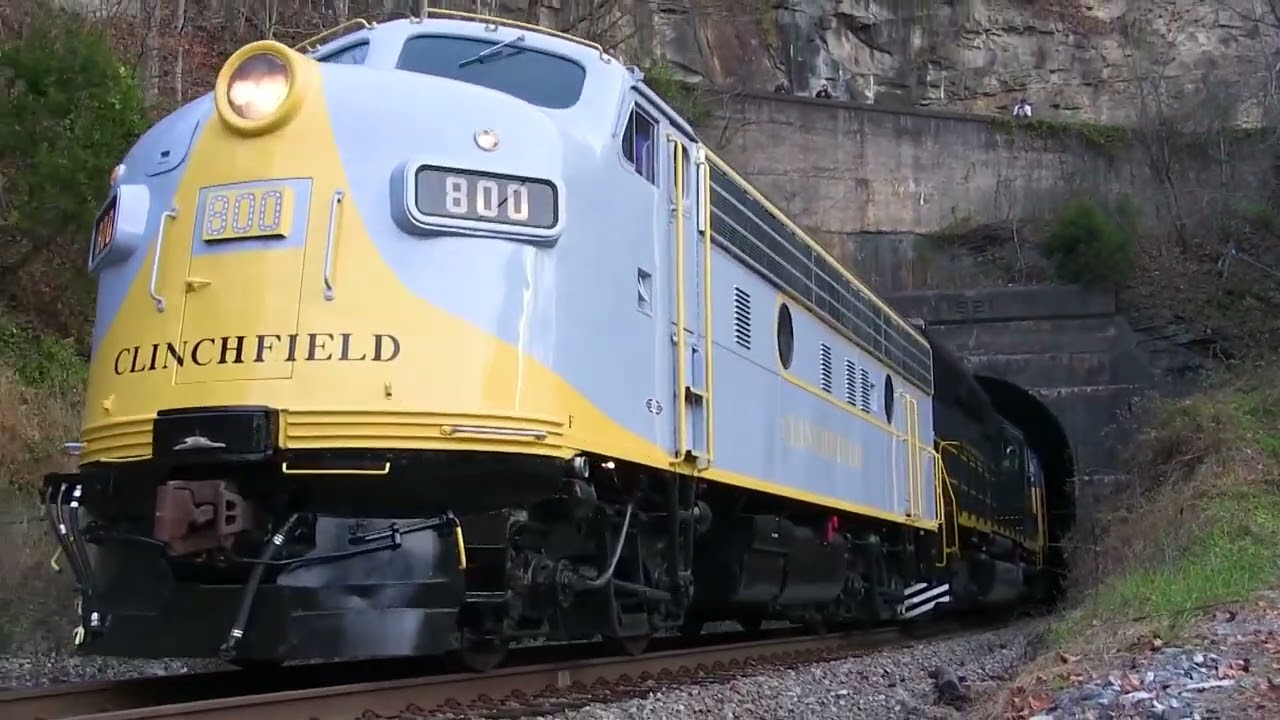 Clinchfield Santa Train 2017: M5 and RS5T Battle Through the Valley