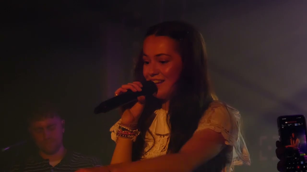 Bea & her business - Born to be alive  (Live @pointephemerequaivalmy - Paris)