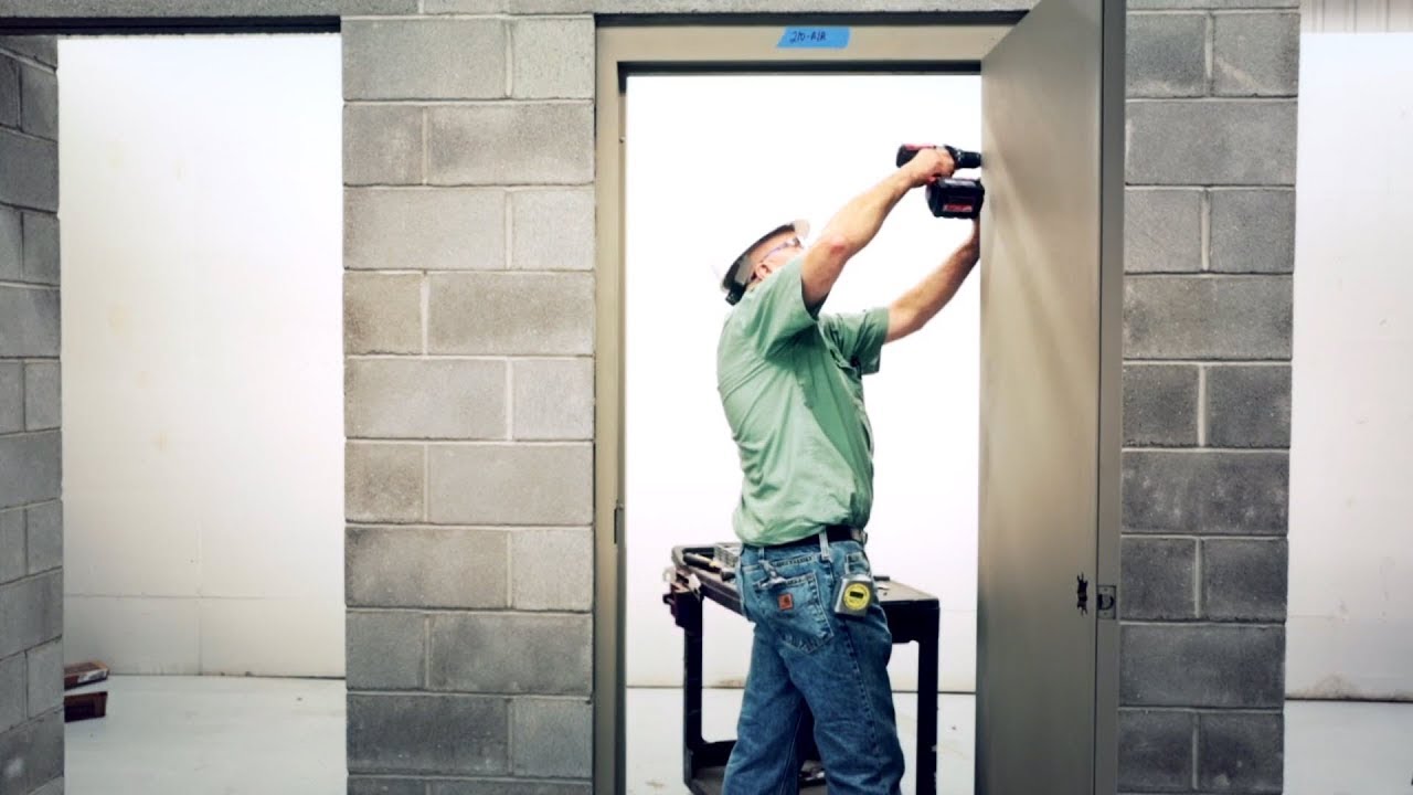 Como instalar una puerta de acero comercial