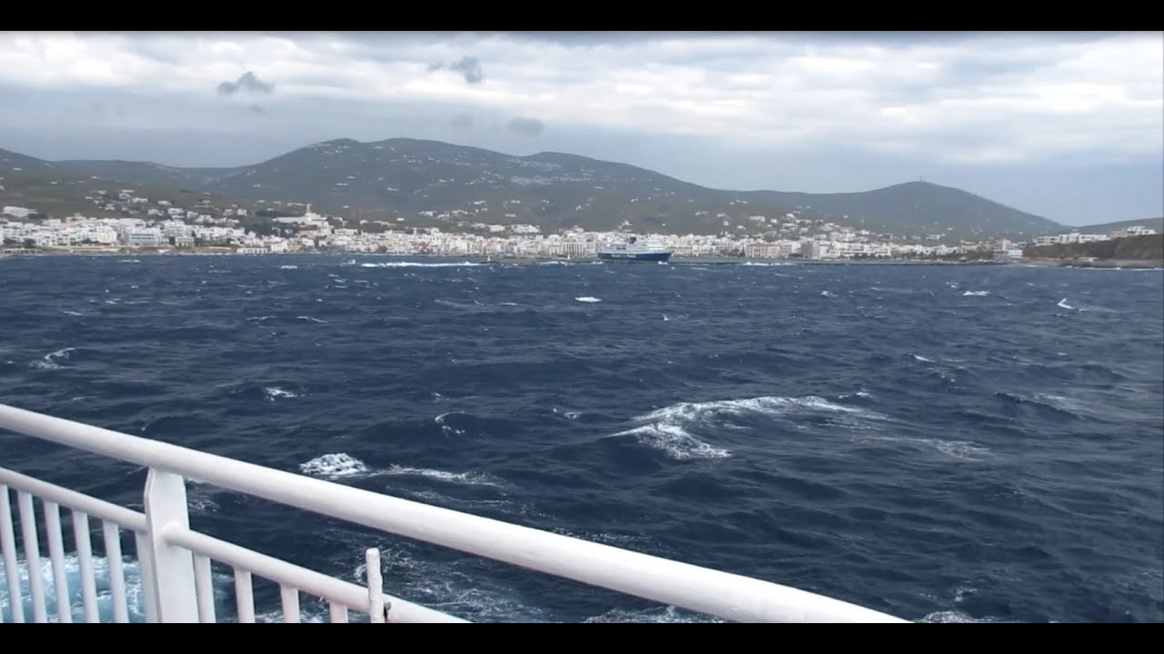 Άφιξη στην Τήνο με Νοτιά - Blue Star Paros (Arrival at the port of Tinos with powerful south wind)