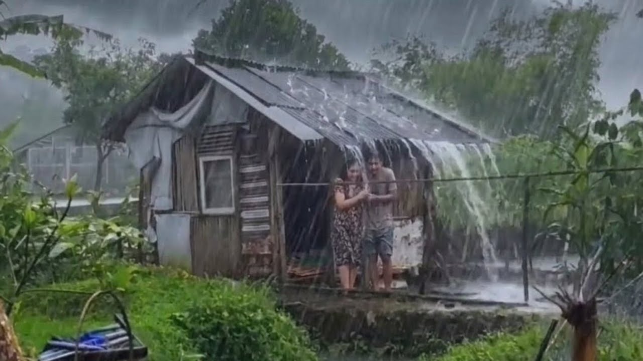 A VILLAGE IN THE INDONESIAN MOUNTAINS WAS HIT BY A VERY HEAVY RAIN STORM AND STRONG WINDS