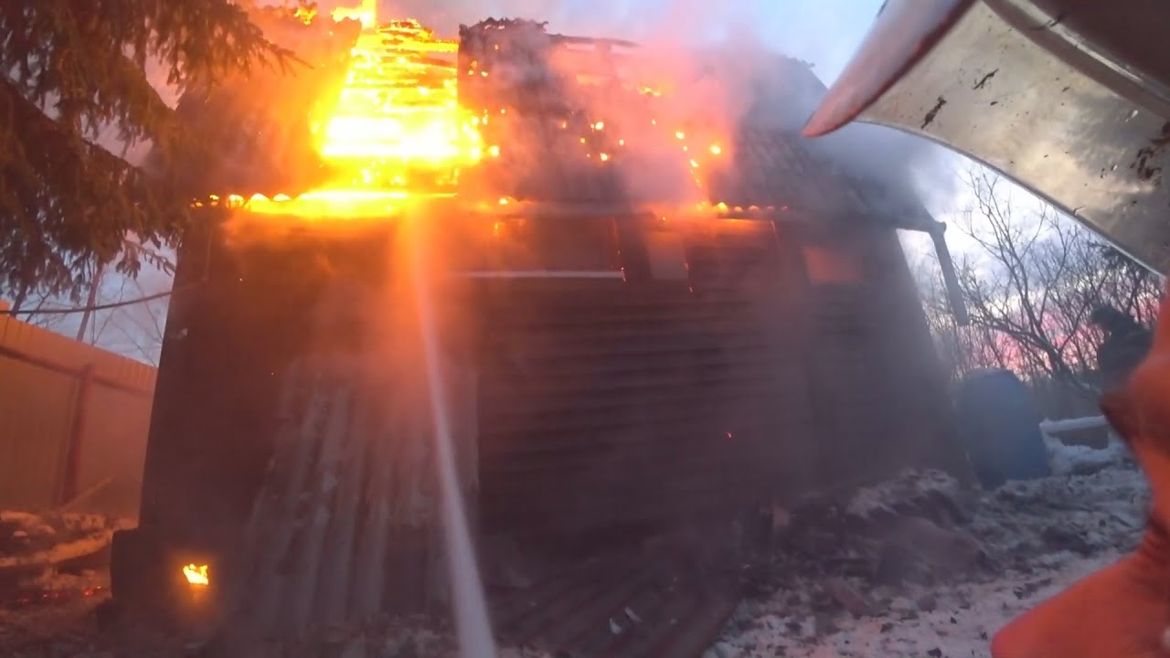 Горит дачный домик. Пожар.