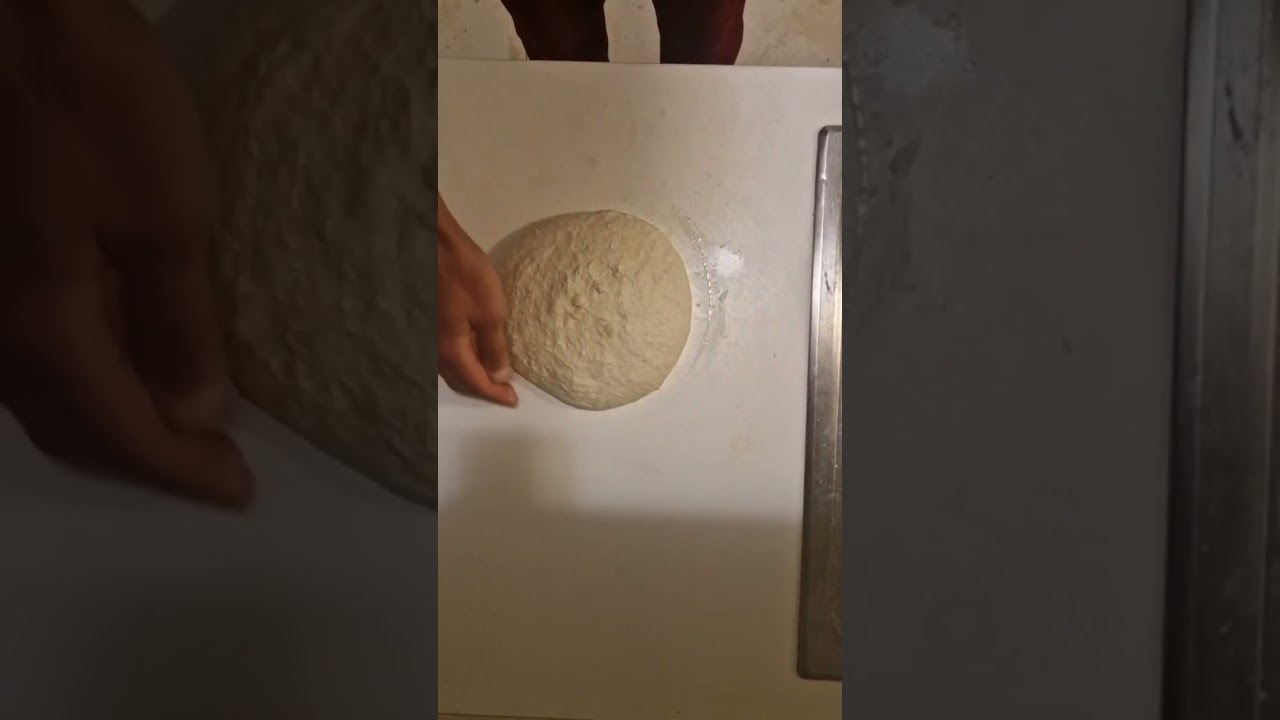 #بيتزا_ايطالية طريقة عمل البيتزا الإيطالية فى البيت بأبسط المكونات بعد ماتعملها هتبطل تشتريها من بره