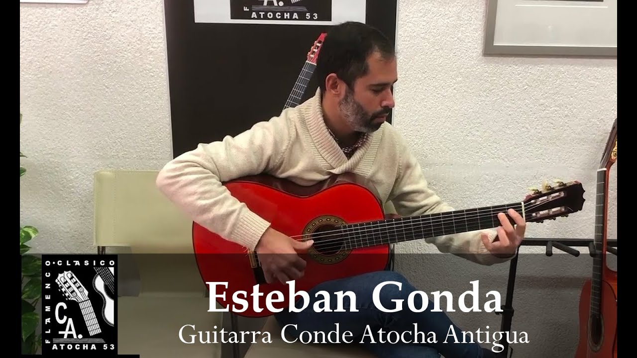 Esteban Gonda - probando guitarra Conde antigua año 1985