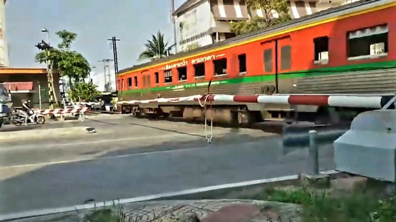 ขบวน 4386 ผ่านจุดตัดสี่แยกแม่กลอง
