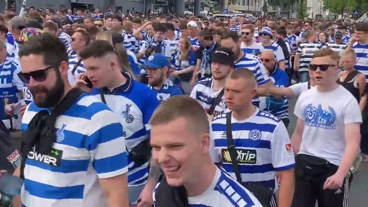 12 erstes MSV-Saisonspiel auswärts in Gütersloh: Fanmarsch vom Bahnhof zum Stadion 26.7.24 Gütersloh