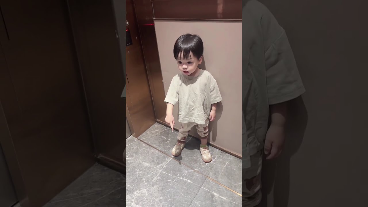 lewen宝宝幼儿园来了比他还小的新同学！放学跑出来找爸妈很可爱，乐文很喜欢他新同学放学还喊“睿睿”！ 潘爸乐文vlog｜baby lewen&pan#dadlife #baby #family
