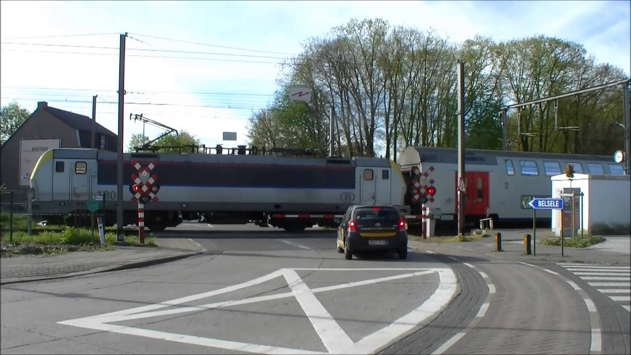 Te lange treinen//Long trains @ station Belsele (Kerkstraat), B