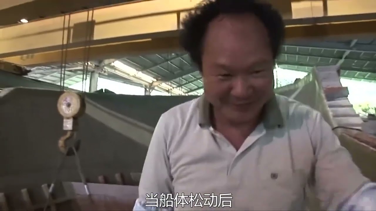 用玻璃纤维增强塑料制作的80吨巨型渔船90%以上都是手工完成的！