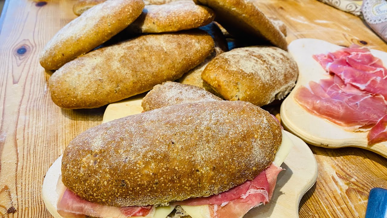 Panini morbidi con lievito madre. Ottimi da farcire.Facili,senza pieghe e senza tutta quell’acqua.