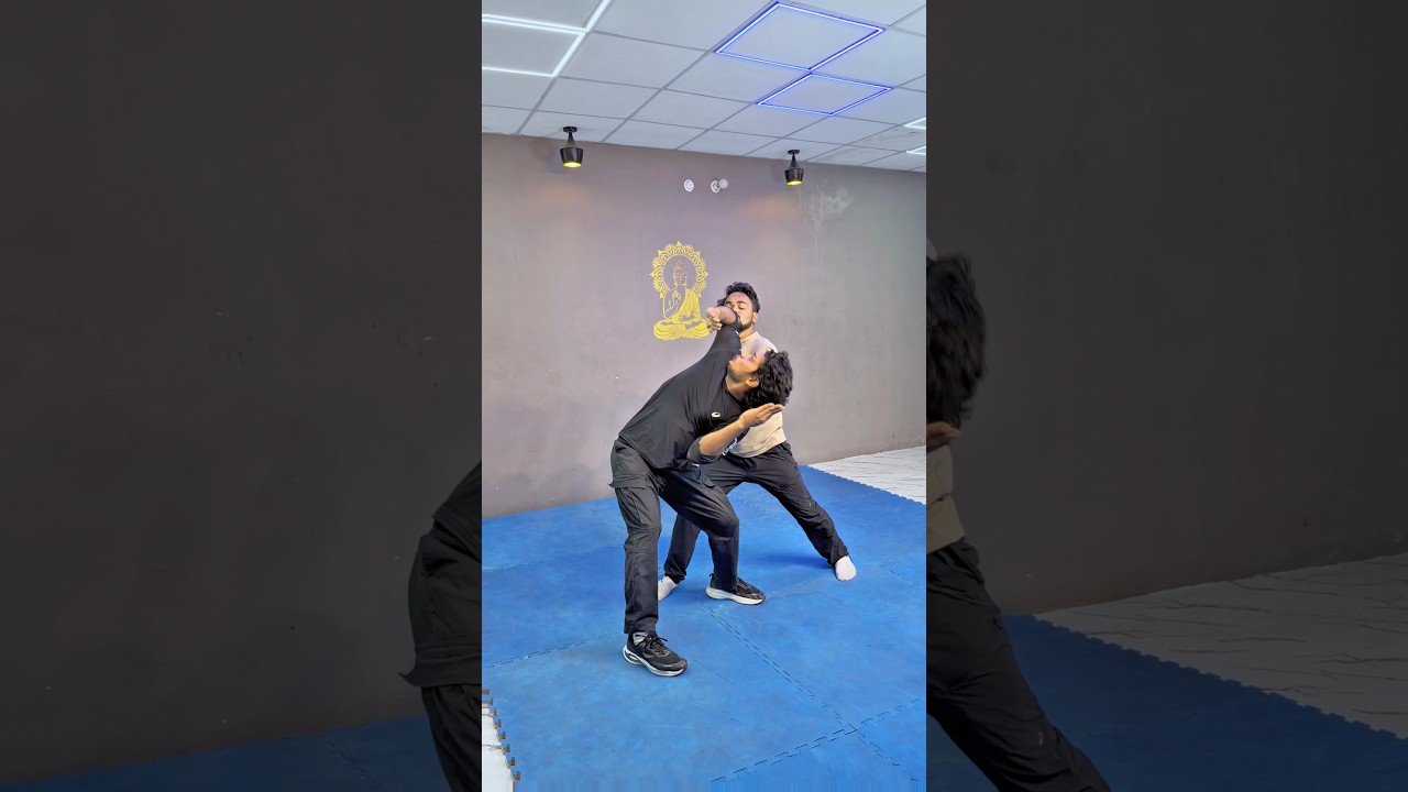 Master This Close-Range Elbow Strike for Instant Self Defense!💥⚡️ #SelfDefense #ElbowStrike #uk