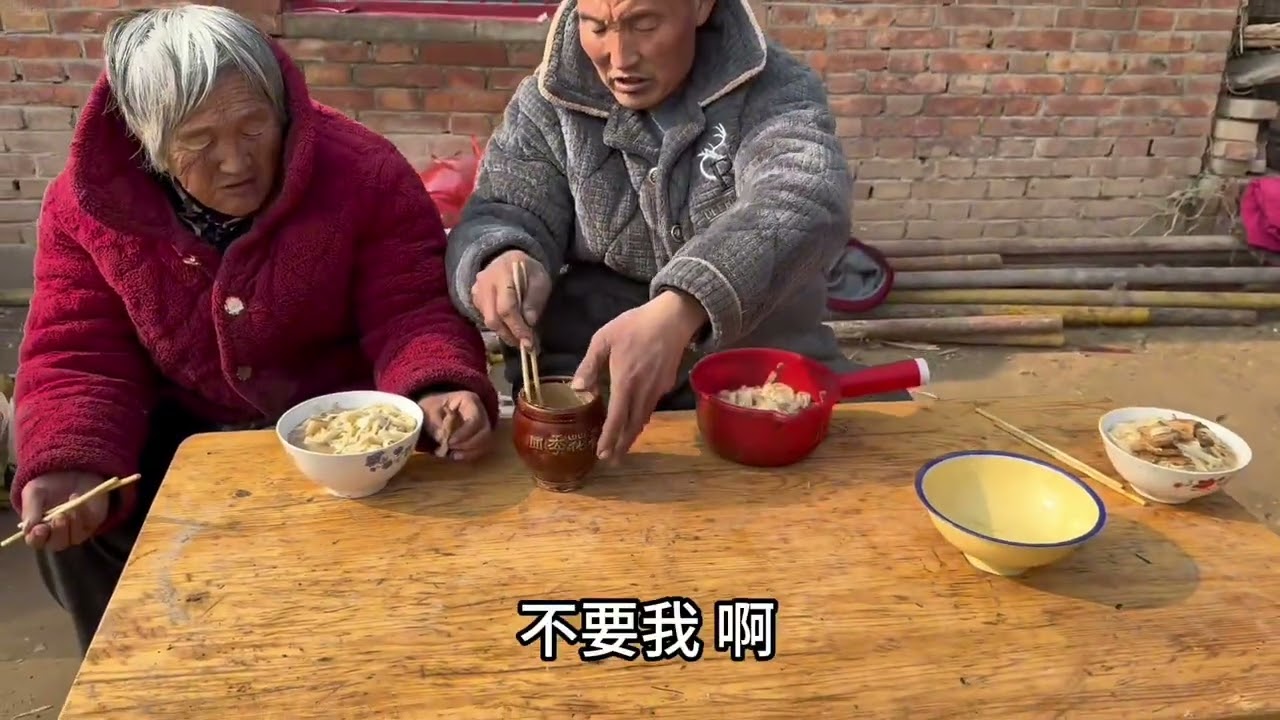 励志家养的羊真行 竟然吃肉，终于换新锅了做出来的面条就是不一样。#我的乡村生活 #原创视频 #农村柴火灶 #记录真实生活