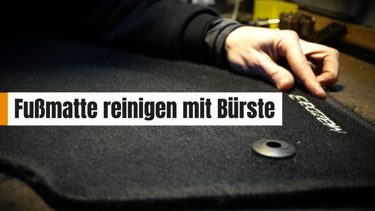 Verschmutzte Auto Fußmatte richtig reinigen mit Bürste