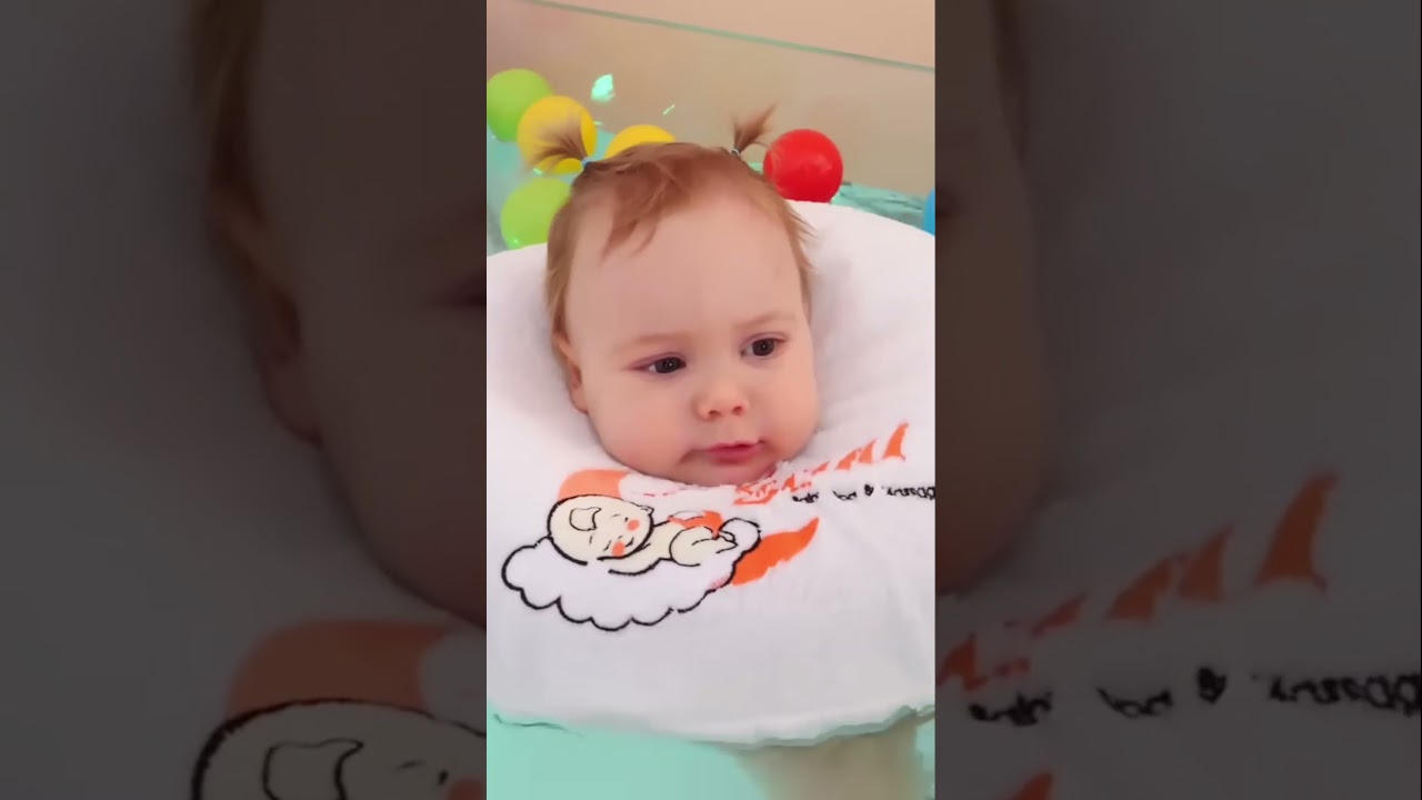 😊😊Bebek Derin havuzda y&uuml;zmeye &ouml;ğreniyor! #annevebebek #oyunvideolari