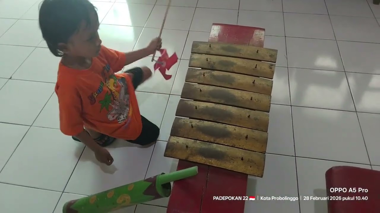 Harbi main musik di sdn triwung lor 3