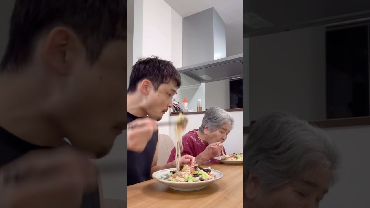 #焼きラーメン#おばあちゃんと孫 #横取りモッパン #横取り界隈 #横取り#mukbang #tiktokfood #funnyvideos #grandma