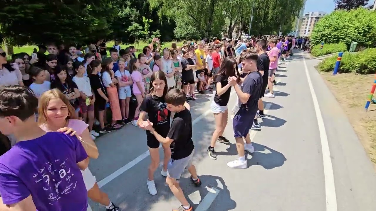 Ples devetošolcev pred šolo 2025 - OŠ Antona Aškerca Velenje