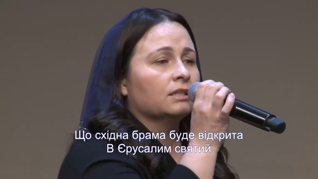 За горою стоїть місто