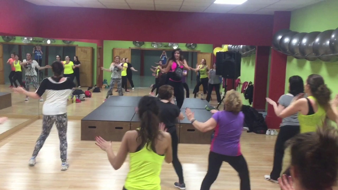 LA CHICA YEYÉ EN UNA CLASE DE ZUMBA
