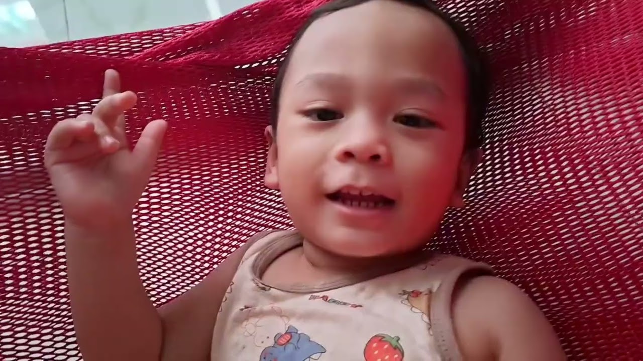 Ba chị em biết vâng lời phụ giúp mẹ nấu cơm 
