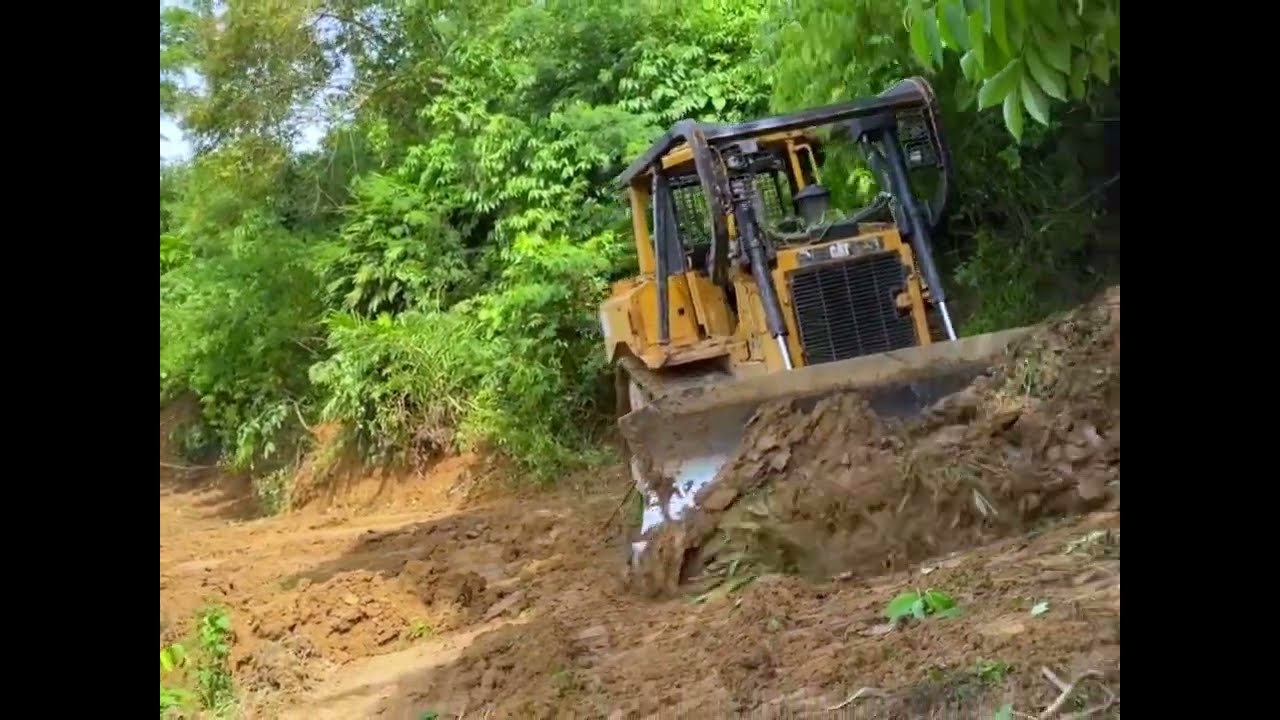 Open New Road Operation! Amazing Heavy Bulldozer Clearing Steep Mountain Land and Filling with Soil