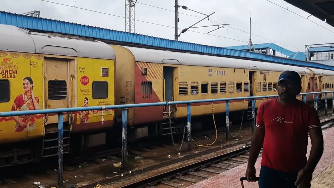 #Tr.no-17479 Puri -Tirupati Departing & # 12738 Kkd Gowthami sf ( 3hrs late ) Arrival @ RAJAHMUNDRY.