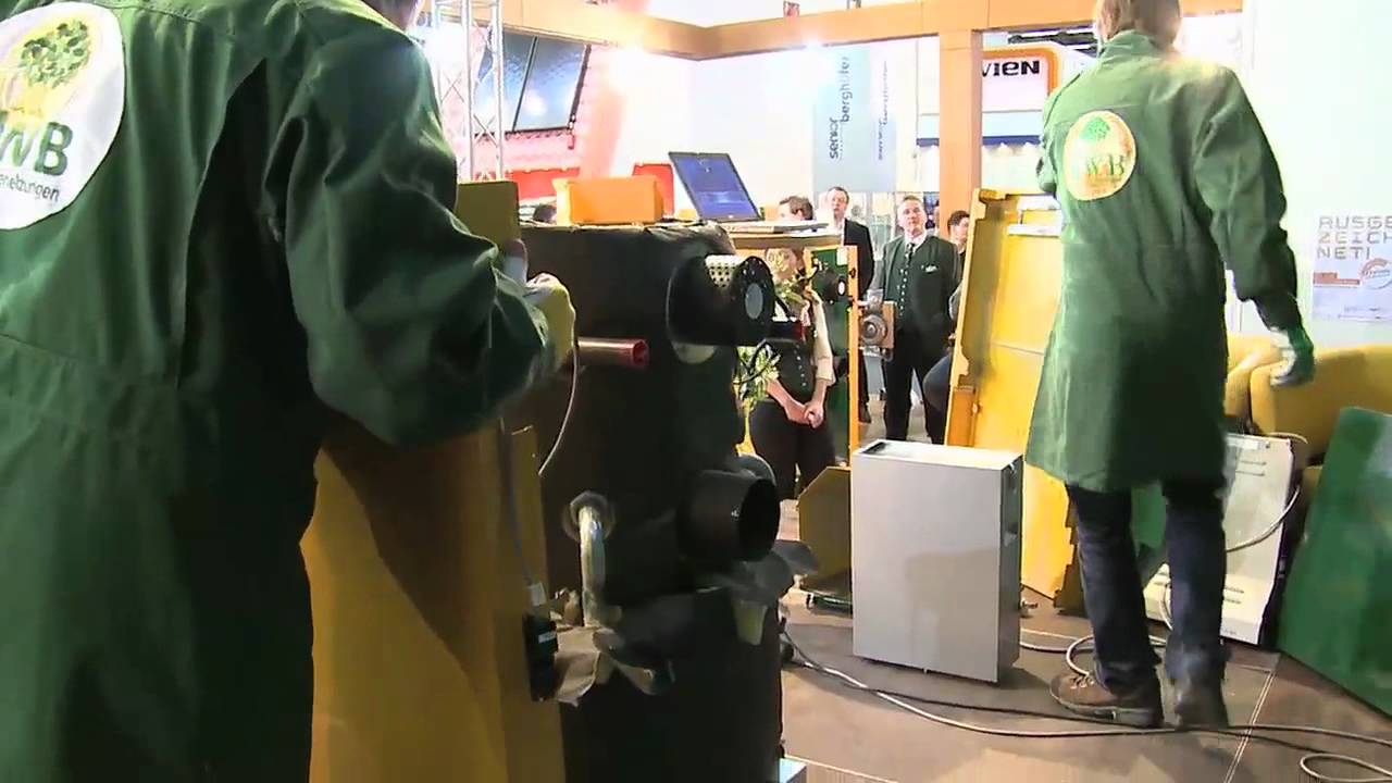 Montage der neuen KWB Easyfire Pelletheizung auf der ISH 2011 in Frankfurt