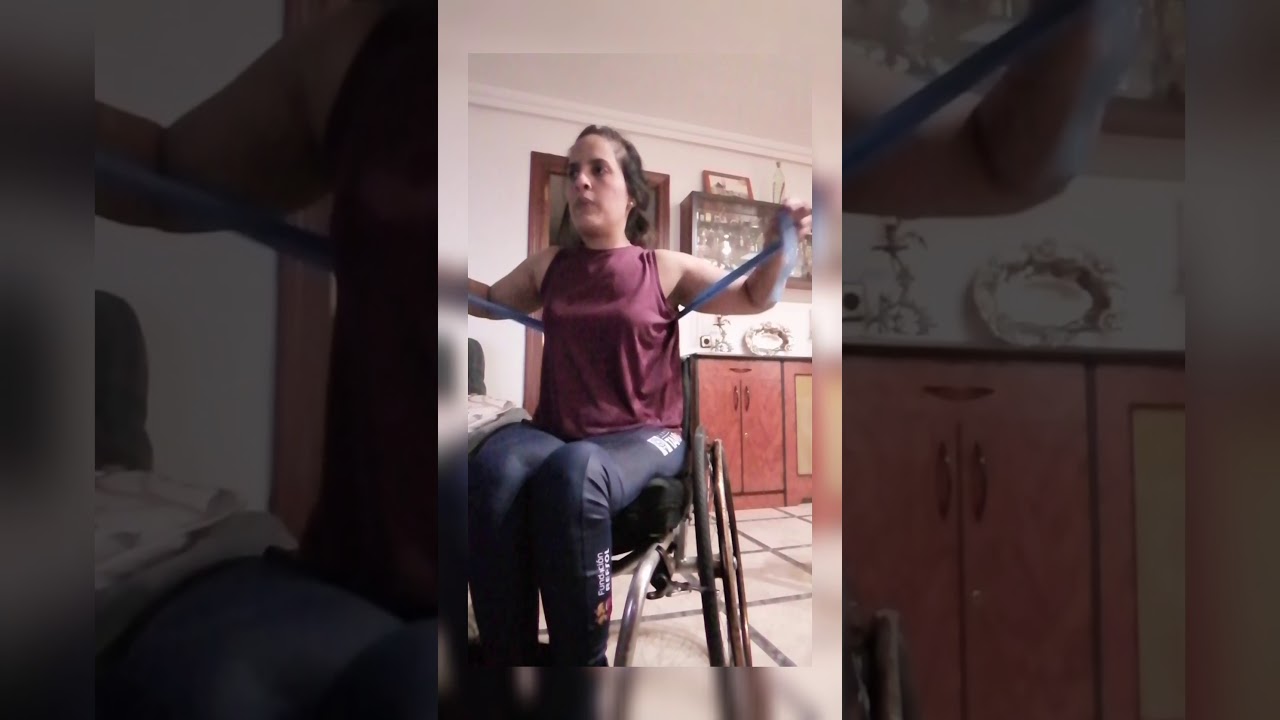 Ejercicios con banda elástica adaptados en silla de ruedas