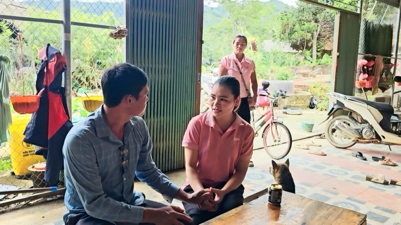 Don unexpectedly saw Truong sitting next to and holding hands with a strange girl.