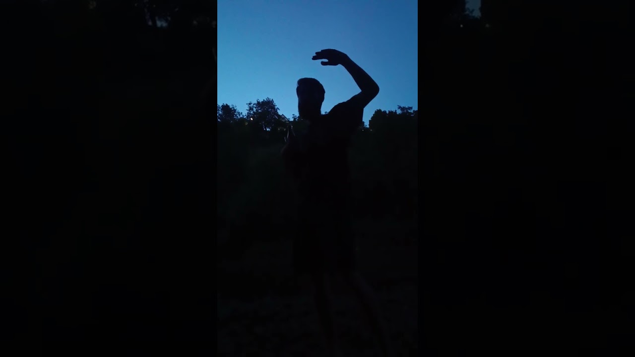 Хватит пока философии. Деньги ,шлюхи , два ствола .