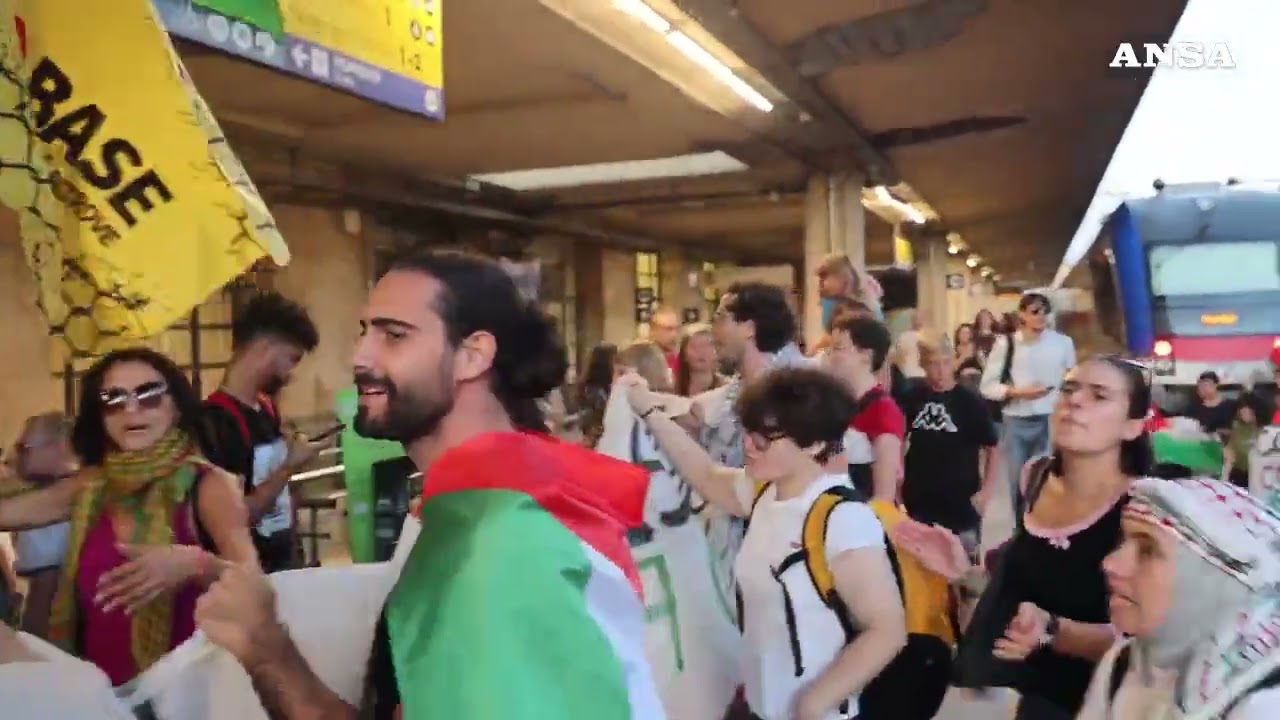 Centinaia di manifestanti pro Palestina bloccano i binari per un'ora a Pisa #ansa #news