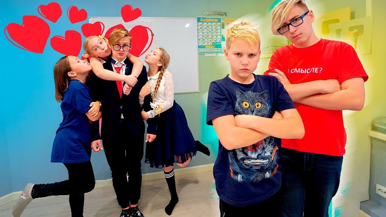 Rika skolflickor BLEV K&Auml;RA i en ny l&auml;rare 😍 Roligt spratt i skolan