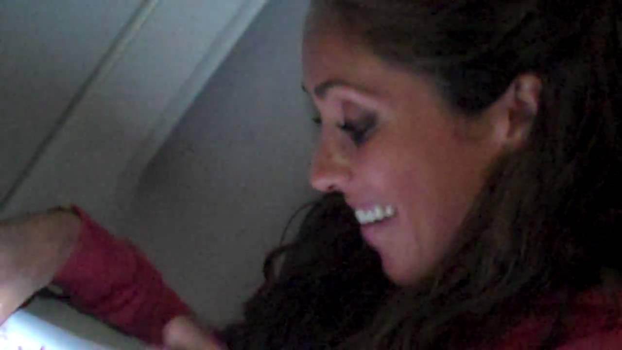 Anahi firmando autografos rumbo a Rio de Janeiro...