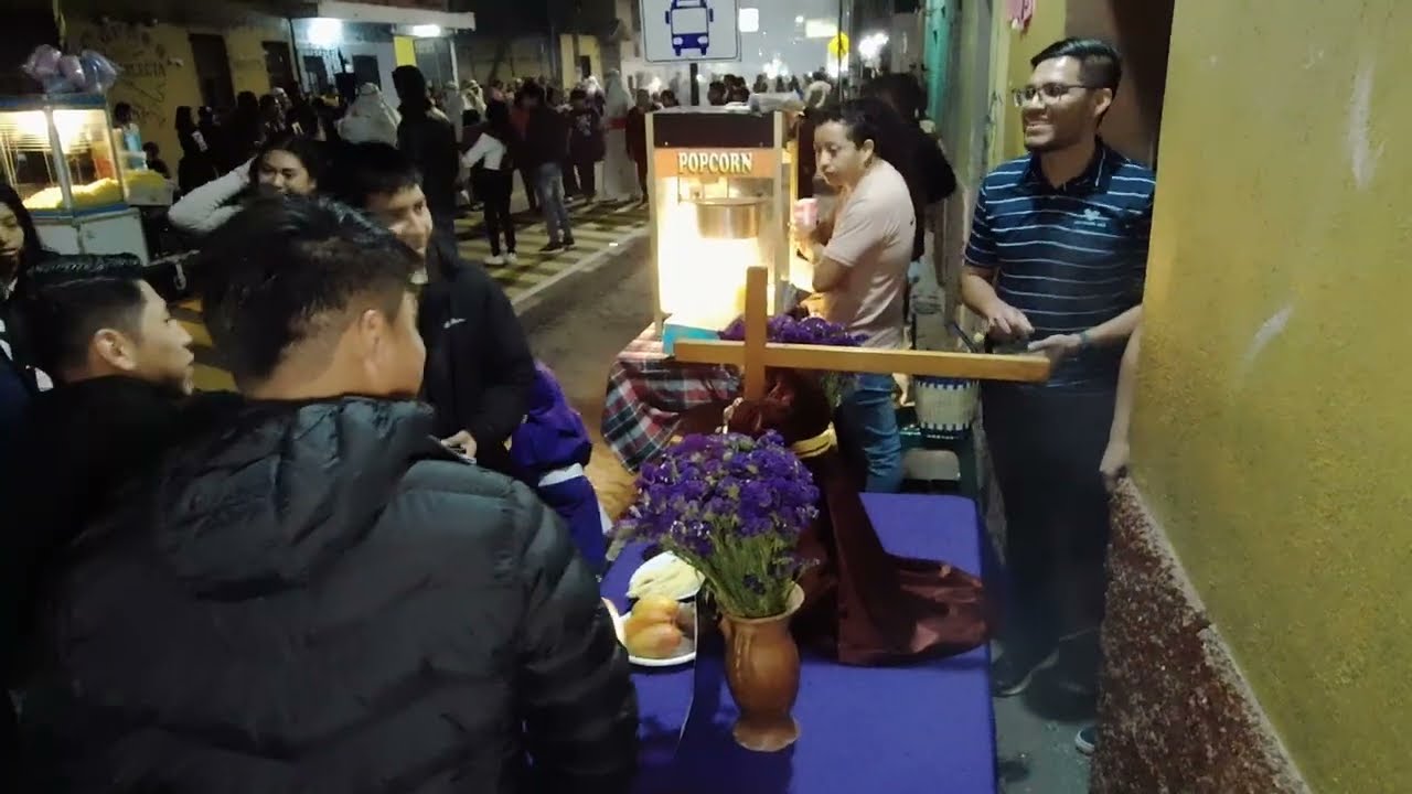 Procesión cuaresmal Alfombras de pino, flores y frutas – Procesión del Segundo Viernes en Alotenango