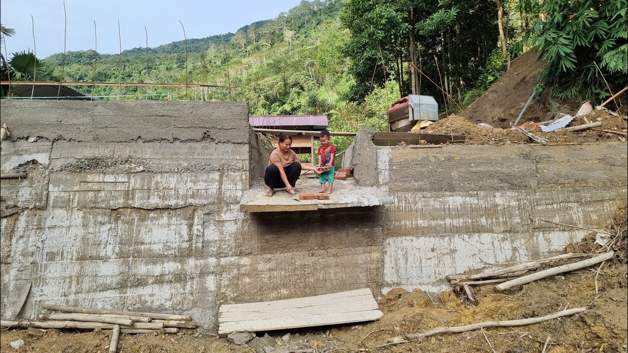 Single mother: Building a solid pond bank with cement and stone - Harvesting bananas to sell