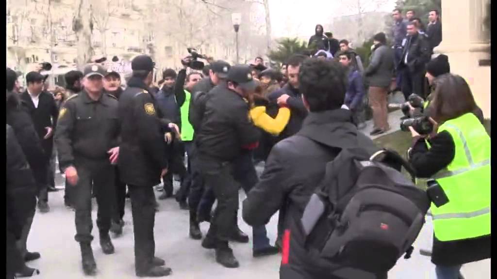 Polis qadını zorla saxlayır: Yaxşı yaşayırsan? Anan nə qədər pensiya alır?