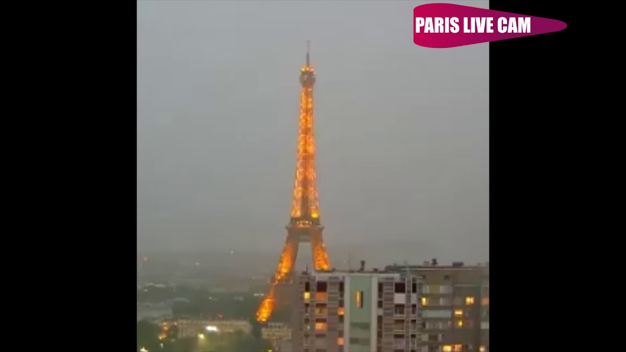 Images impressionnantes de la Tour Eiffel foudroy&eacute;e !
