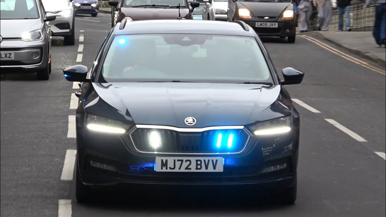 Surrey Police, Driver Training Unit, Unmarked Skoda Octavia, on blue light run through Guildford.