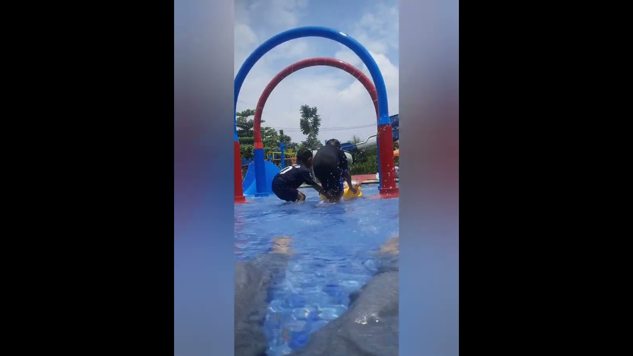 Berenang bersama keluarga kecil di 