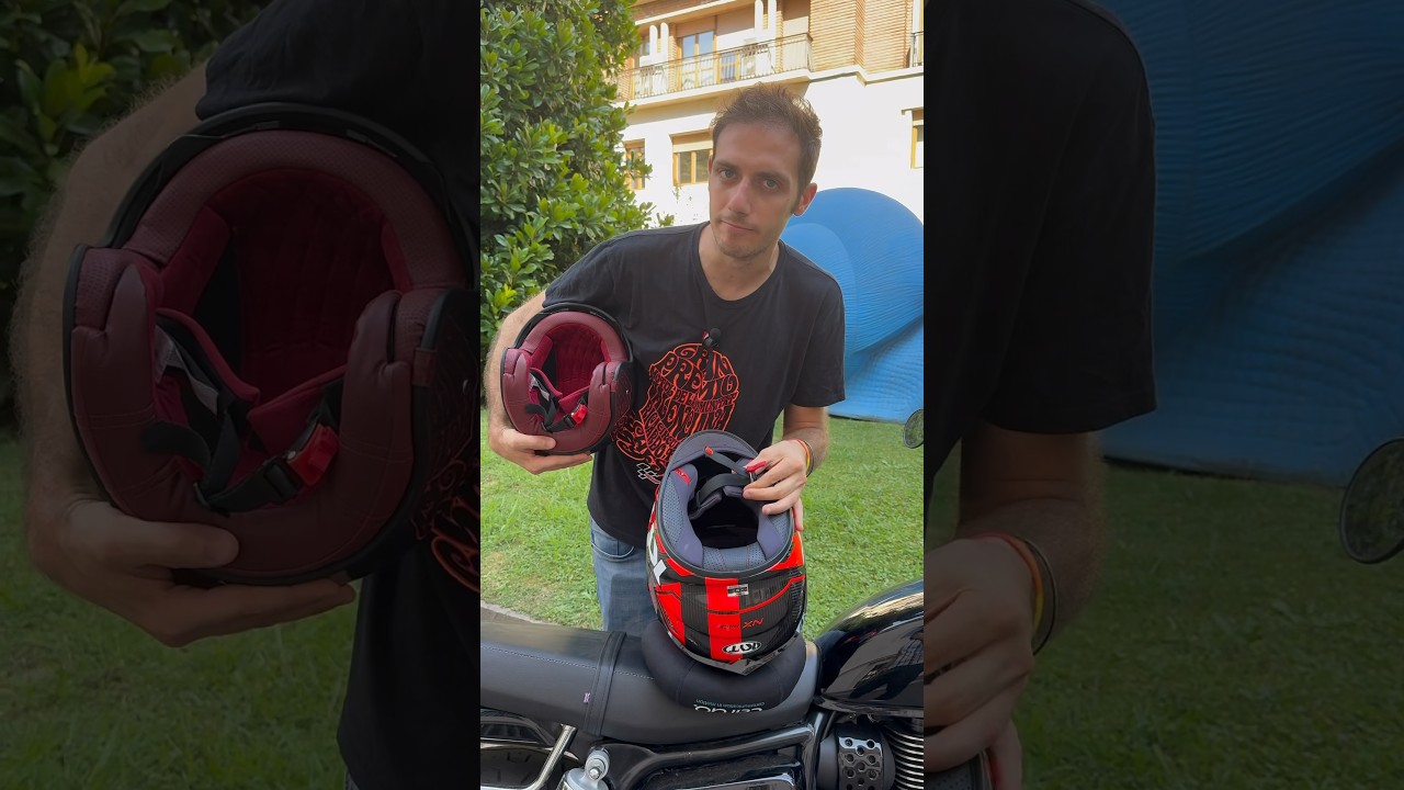 Caschi da moto: meglio la chiusura micrometrica o la doppia D? #caschimoto #insella #insellagarage