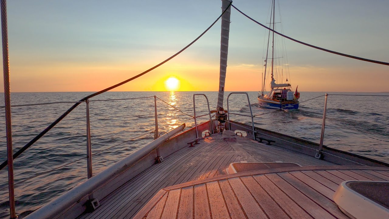 Segelboot im Sonnenaufgang (Naturgeräusche der Nordsee)