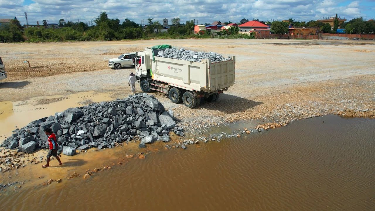 START Perfectly Bilding Dozer Shantui Using Stones Pushing Over The Water,Truck DONGFENG 25.5Ton