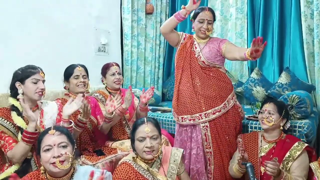 सबको सुहाग देके जाना ओ गौरा मैया,आना मंदिर मैं 🙏#dance #kirten #short vidio #viral bhajan #karwa