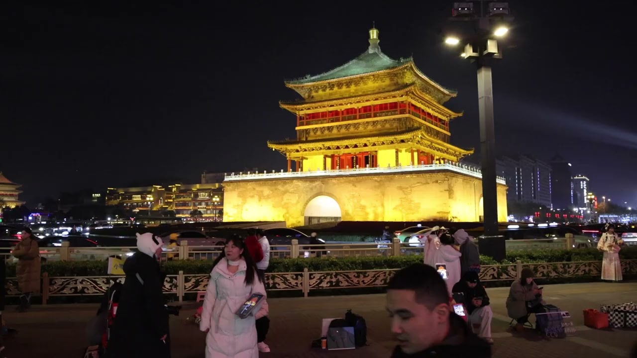 白天和晚上不同角度的西安鐘鼓樓