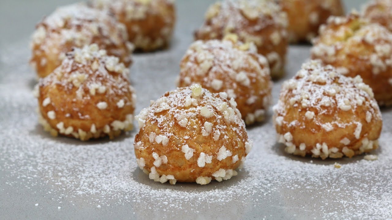 Chouquettes rellenas de Crema Pastelera a la Vainilla /Chouquettes filled with vanilla Pastry cream