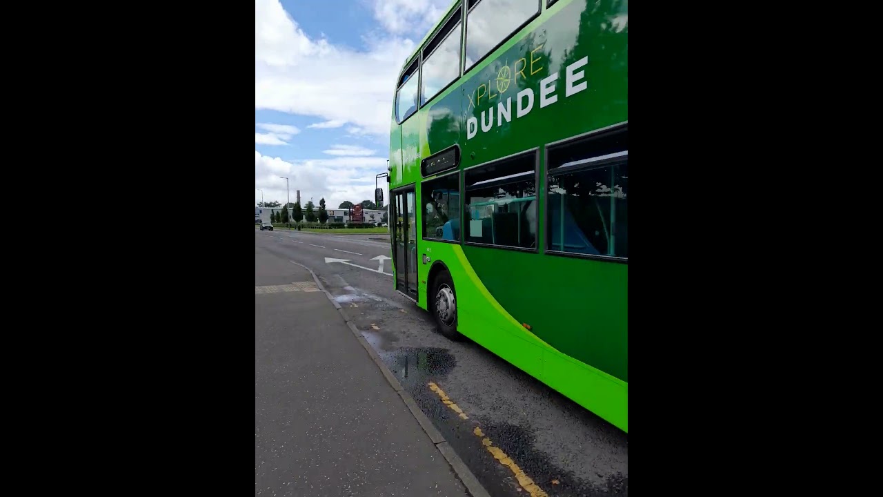 *Former London United* Xplore Dundee Enviro 400 (8975) on route 1 to Dundee city centre.