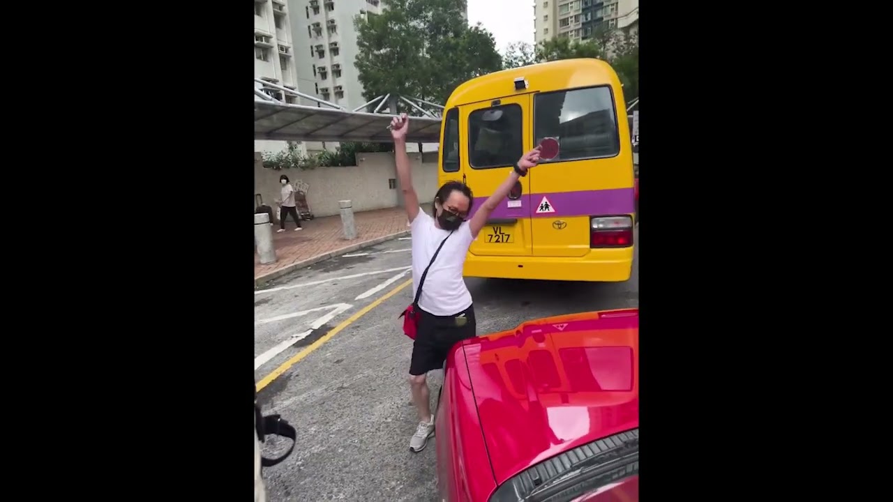直擊 - 多口的士狗跳老舞扭屎忽花 停車落客個位衰到無人有 開門撞花左仲叫人地唔好賠