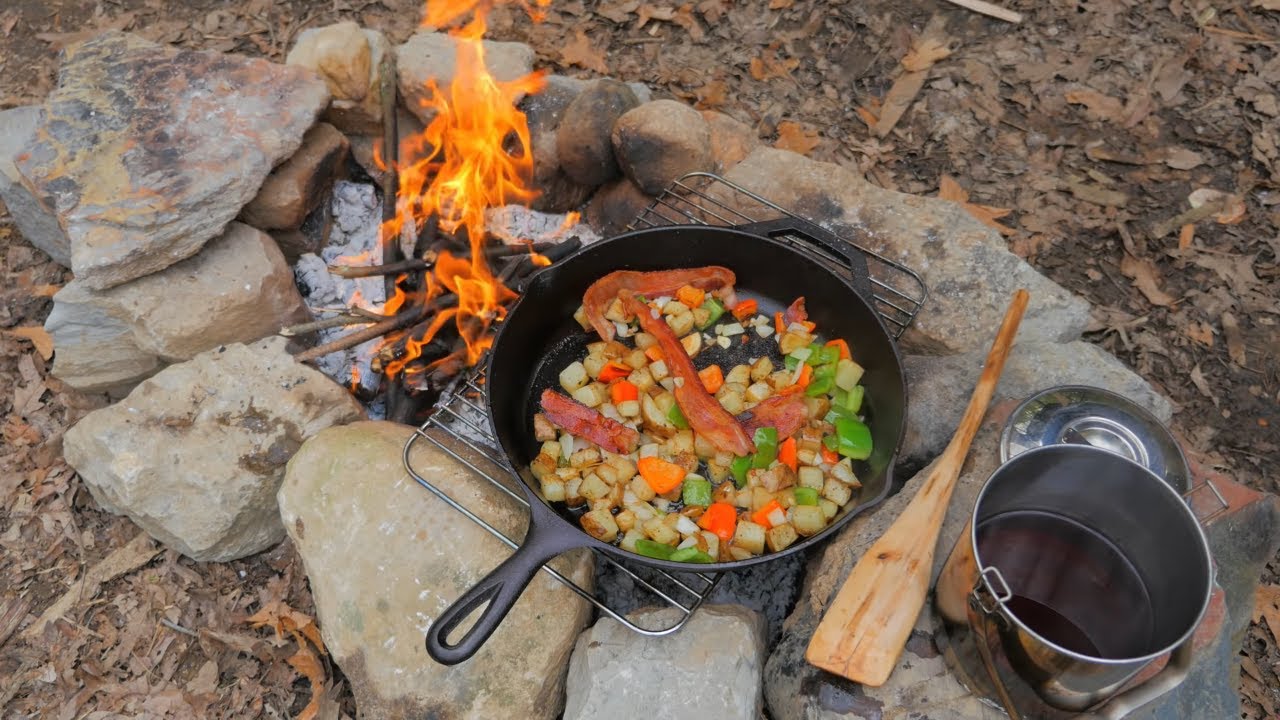 Завтрак в деревенской чугунной сковороде: картофель, бекон и рампы