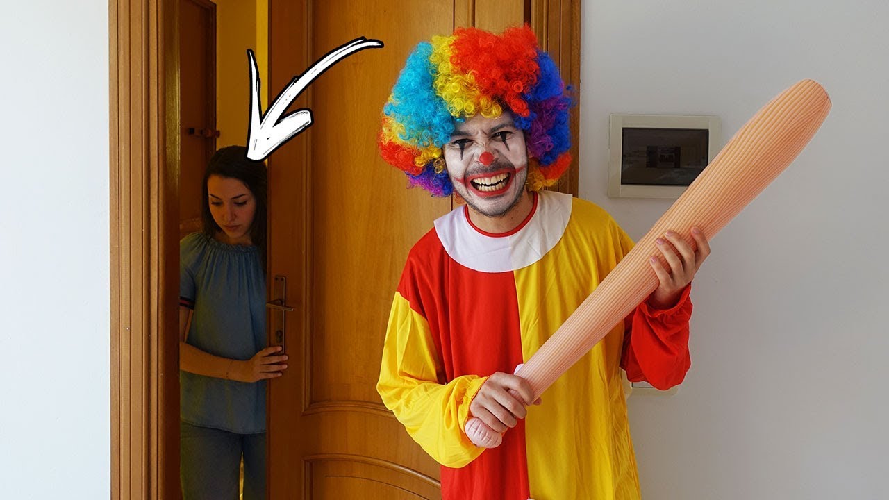 CLOWN SPAVENTOSO DENTRO CASA! *scherzo alla mia ragazza*