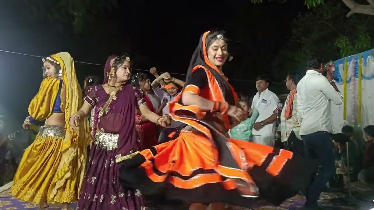 एक मंच पर 10 डांसर एक साथ डांस करते हुए #जबरदस्त !! तीन सिंगर की जुगलबंदी एक साथ#गांव_सुवणिया_लाइव
